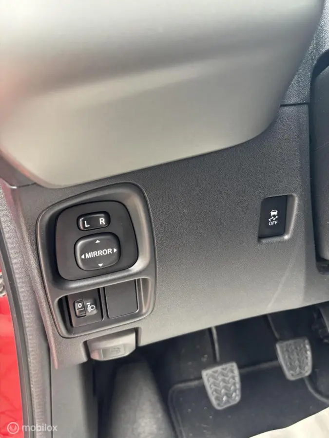 1.0 VVT-i x-play camera navi cruise co