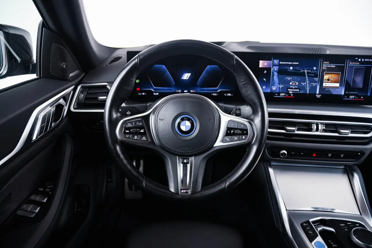 eDrive35 70 kWh M Sport - Trekhaak - Driving Assistant Professional - Harman Kardon - Parking Assistant Plus - Stuurwielrand verwarmd - Comfort Access - BMW Live Cockpit Professional -