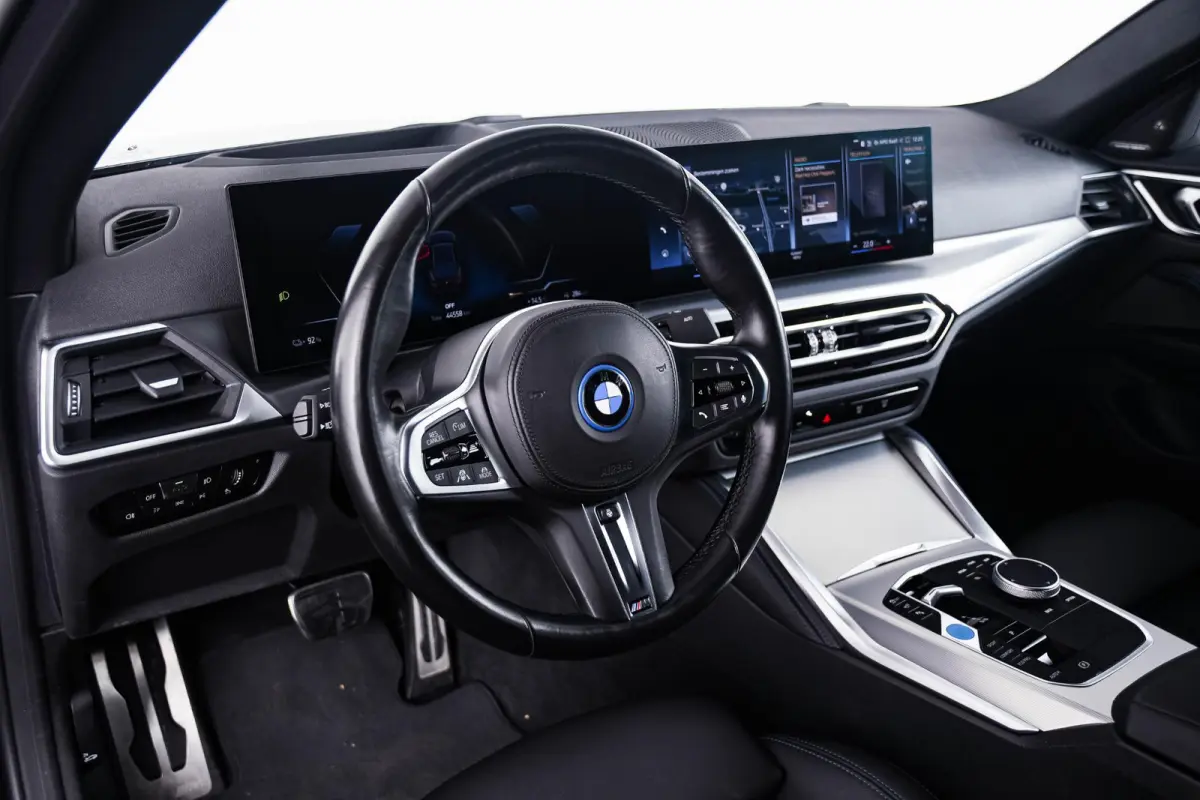 eDrive35 70 kWh M Sport - Trekhaak - Driving Assistant Professional - Harman Kardon - Parking Assistant Plus - Stuurwielrand verwarmd - Comfort Access - BMW Live Cockpit Professional -