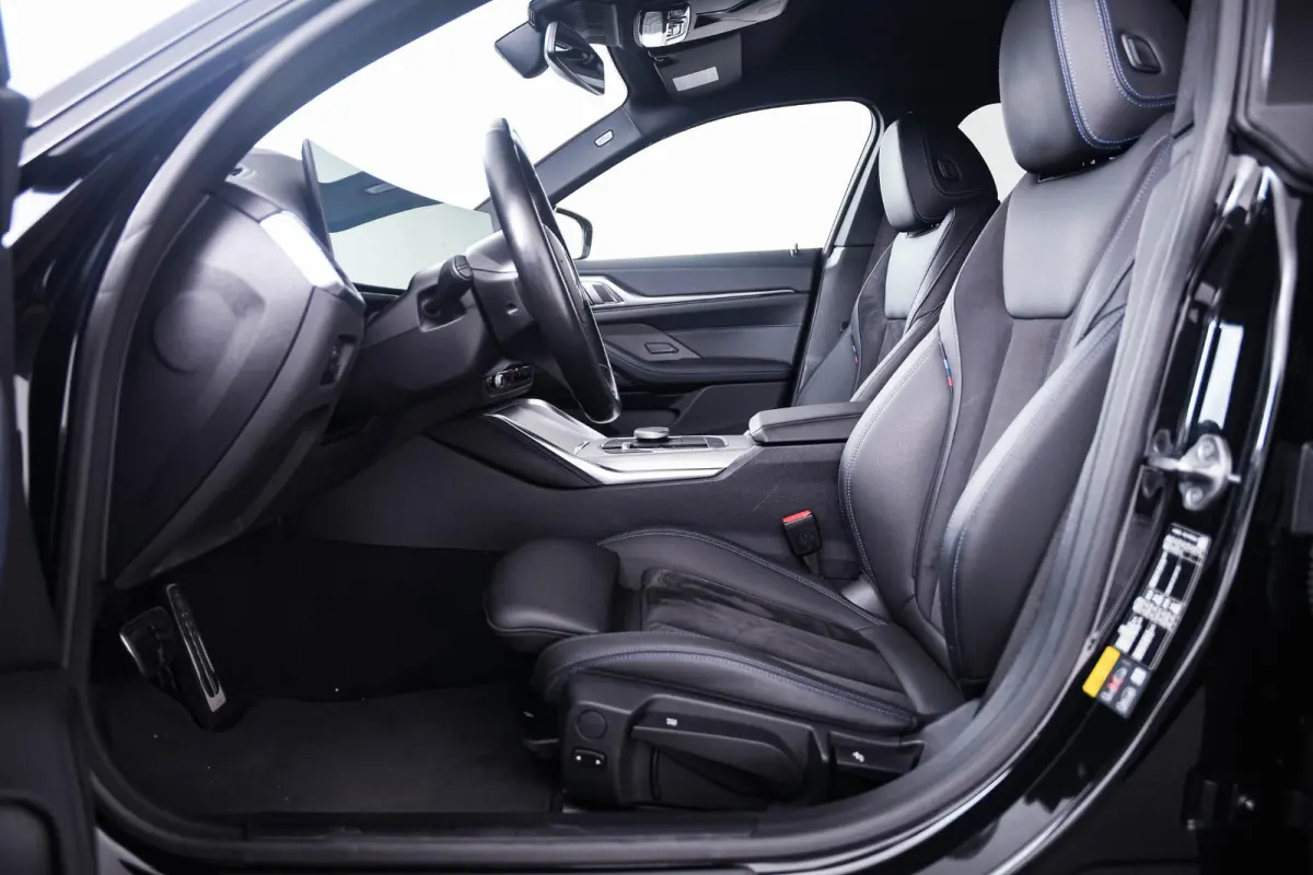 eDrive35 70 kWh M Sport - Trekhaak - Driving Assistant Professional - Harman Kardon - Parking Assistant Plus - Stuurwielrand verwarmd - Comfort Access - BMW Live Cockpit Professional -