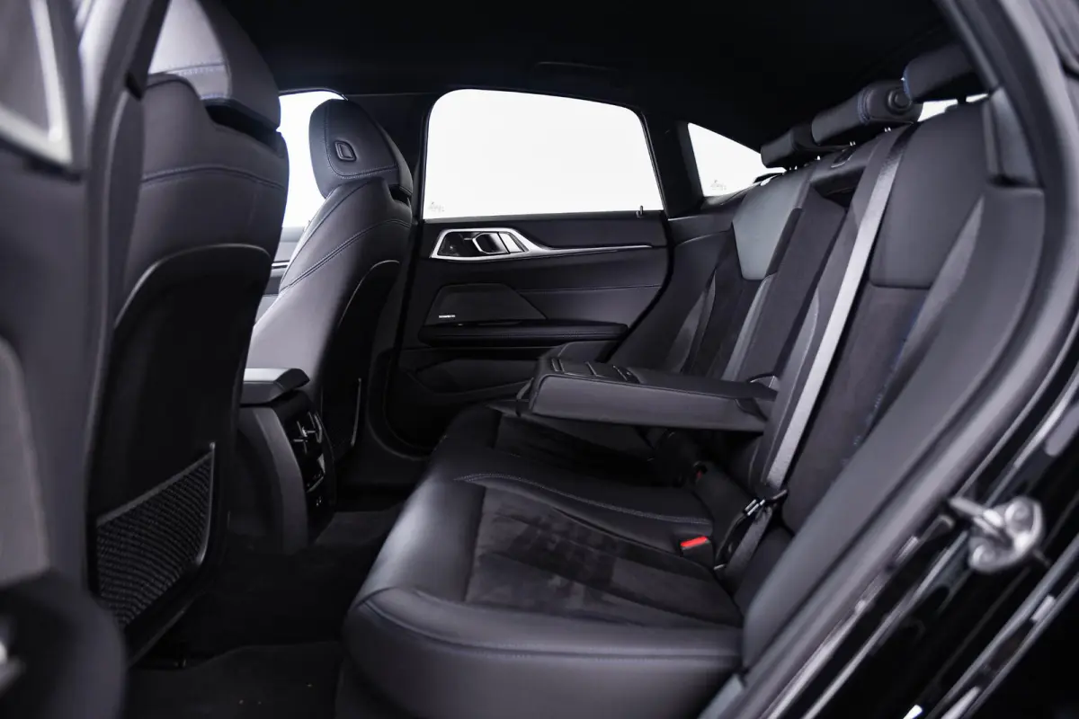 eDrive35 70 kWh M Sport - Trekhaak - Driving Assistant Professional - Harman Kardon - Parking Assistant Plus - Stuurwielrand verwarmd - Comfort Access - BMW Live Cockpit Professional -
