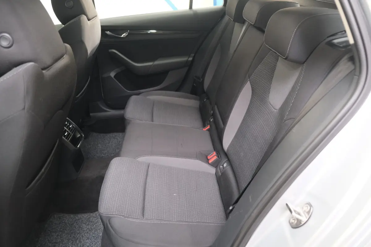 1.5 e-TSI Business Edition Automaat - Airco, Cruise, Navi, PDC, Carplay, Virtueel display, Trekhaak.