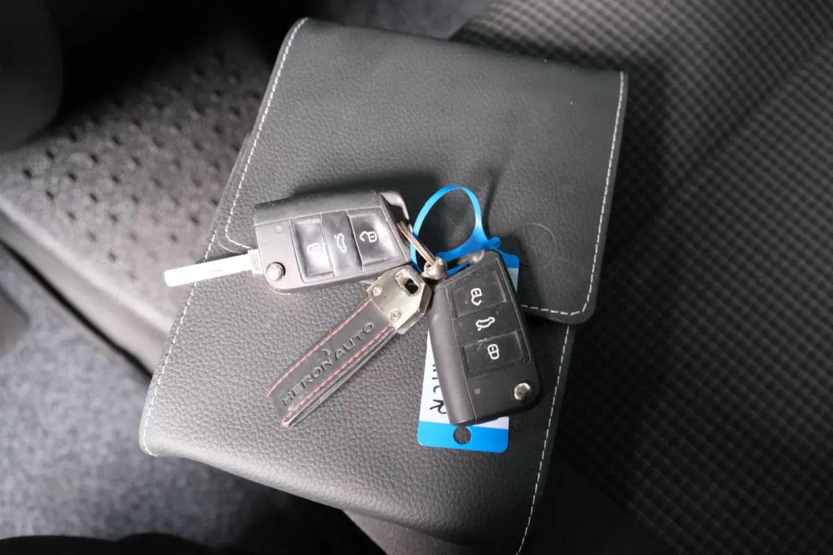 2.0 TDI L1H1 26 - N.A.P. Airco, Cruise, Imperiaal, Carplay, PDC.