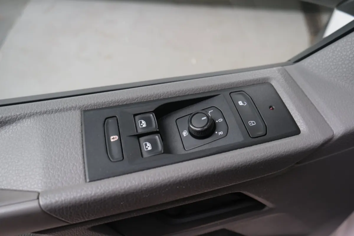 2.0 TDI L1H1 26 - N.A.P. Airco, Cruise, Imperiaal, Carplay, PDC.