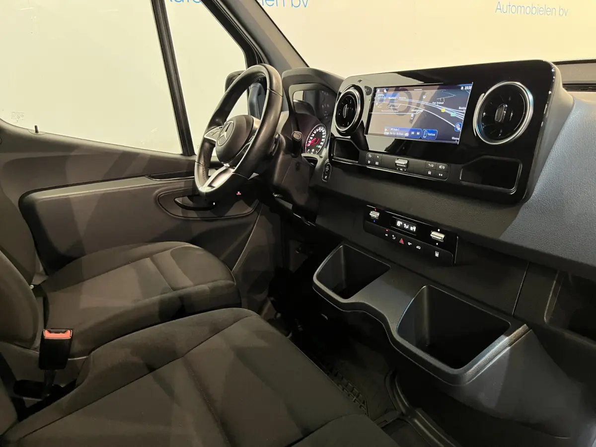 317 CDI L3 RWD Automaat / Euro 6 / LED / Airco / Adap. Cruise Control / Camera / Trekhaak / CarPlay / Navigatie / 3-Zits / 46.200 KM !!