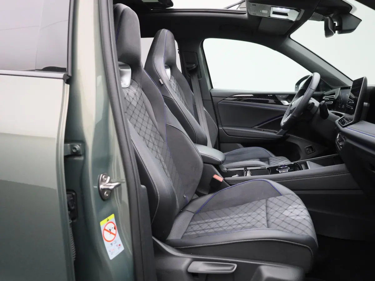 1.5 eHybrid R-Line Edition 204 PK| Origineel Nederlands | 1e Eigenaar | Panoramadak | Navigatie | Achteruitrijcamera | Black Style | Digitale Cockpit Pro | 20 Inch Velgen | Sfeerverlichting