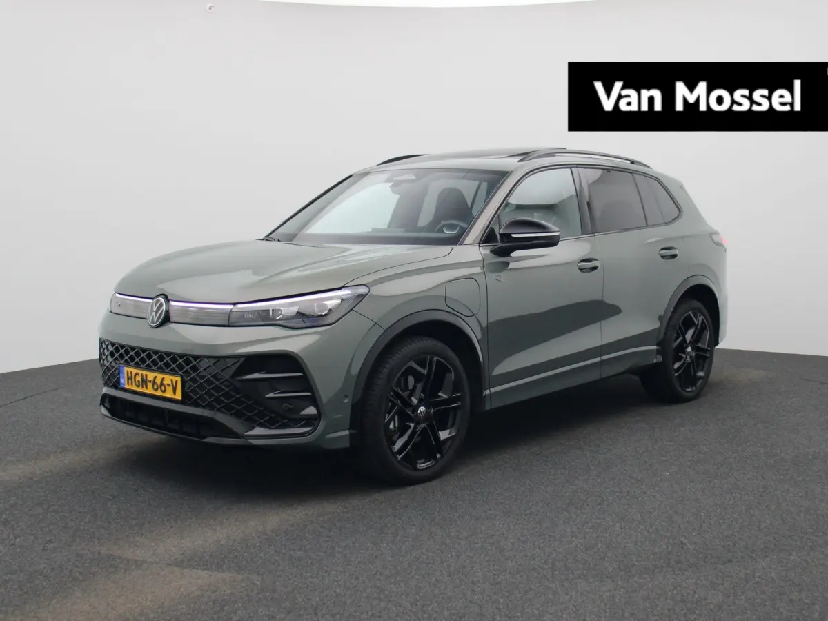 1.5 eHybrid R-Line Edition 204 PK| Origineel Nederlands | 1e Eigenaar | Panoramadak | Navigatie | Achteruitrijcamera | Black Style | Digitale Cockpit Pro | 20 Inch Velgen | Sfeerverlichting