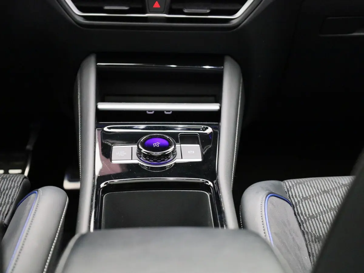 1.5 eHybrid R-Line Edition 204 PK| Origineel Nederlands | 1e Eigenaar | Panoramadak | Navigatie | Achteruitrijcamera | Black Style | Digitale Cockpit Pro | 20 Inch Velgen | Sfeerverlichting