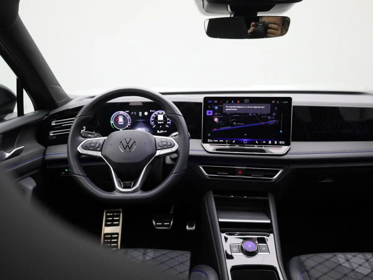 1.5 eHybrid R-Line Edition 204 PK| Origineel Nederlands | 1e Eigenaar | Panoramadak | Navigatie | Achteruitrijcamera | Black Style | Digitale Cockpit Pro | 20 Inch Velgen | Sfeerverlichting