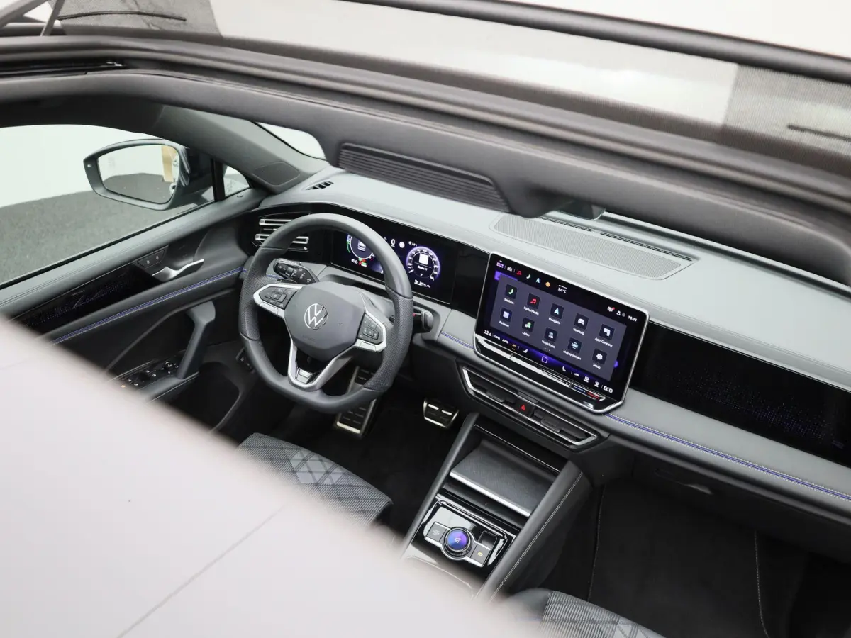 1.5 eHybrid R-Line Edition 204 PK| Origineel Nederlands | 1e Eigenaar | Panoramadak | Navigatie | Achteruitrijcamera | Black Style | Digitale Cockpit Pro | 20 Inch Velgen | Sfeerverlichting