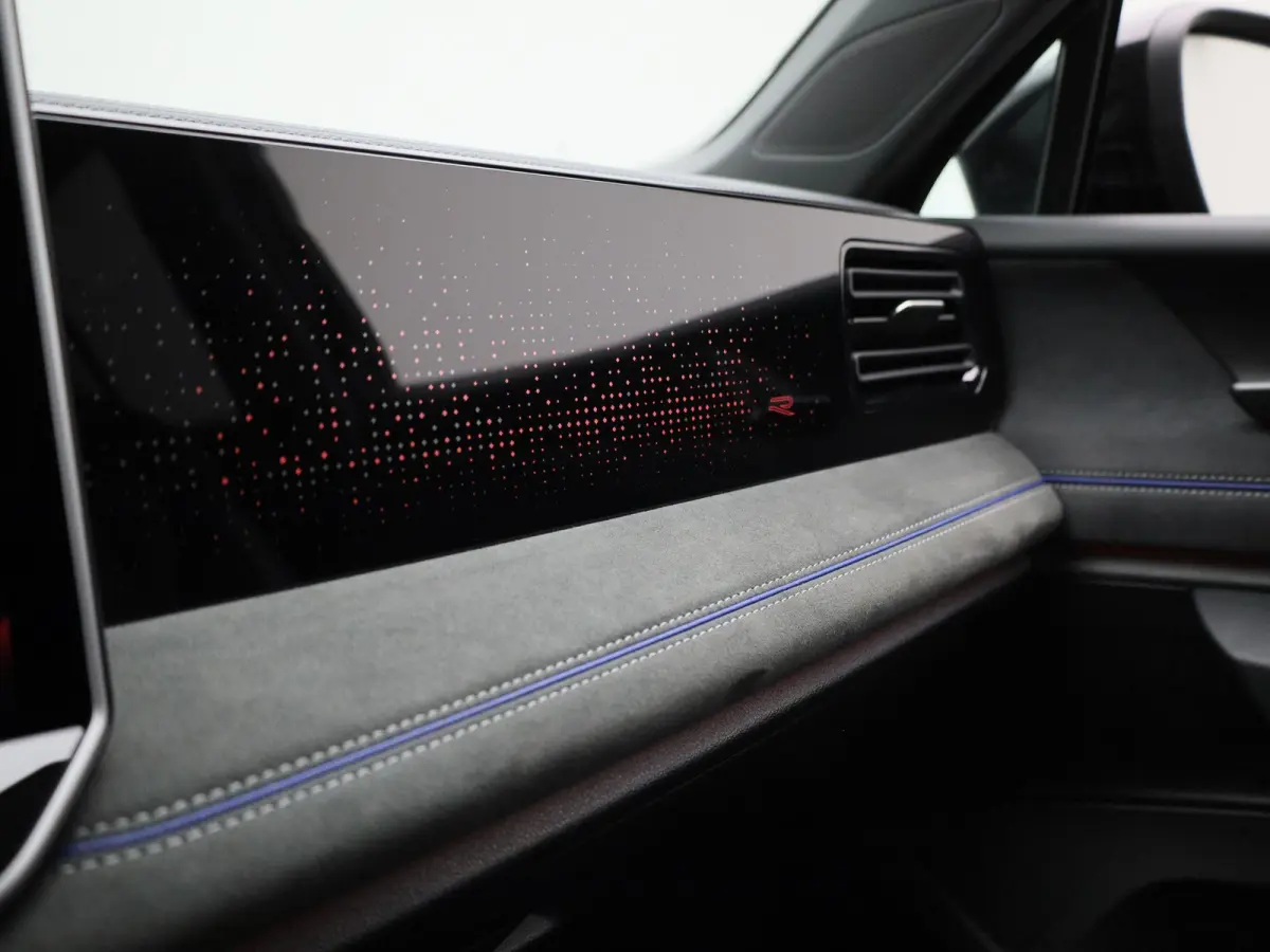 1.5 eHybrid R-Line Edition 204 PK| Origineel Nederlands | Trekhaak | LEDER Interieur | 360 Camera | Stoelventilatie | Stuurwielverwarming | Stoelverwarming