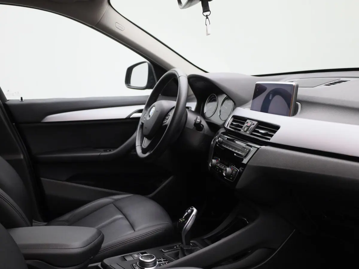 sDrive18i Business Edition Plus | Automaat | LMV | Trekhaak | Parkeer sensoren | Virtual cockpit | Navigatie | Stoel verwarming | Climate control | Navigatie | Elec. achterklep | Leder | Blu
