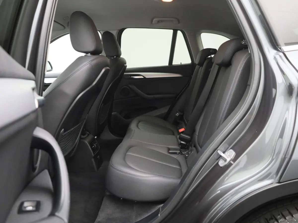 sDrive18i Business Edition Plus | Automaat | LMV | Trekhaak | Parkeer sensoren | Virtual cockpit | Navigatie | Stoel verwarming | Climate control | Navigatie | Elec. achterklep | Leder | Blu