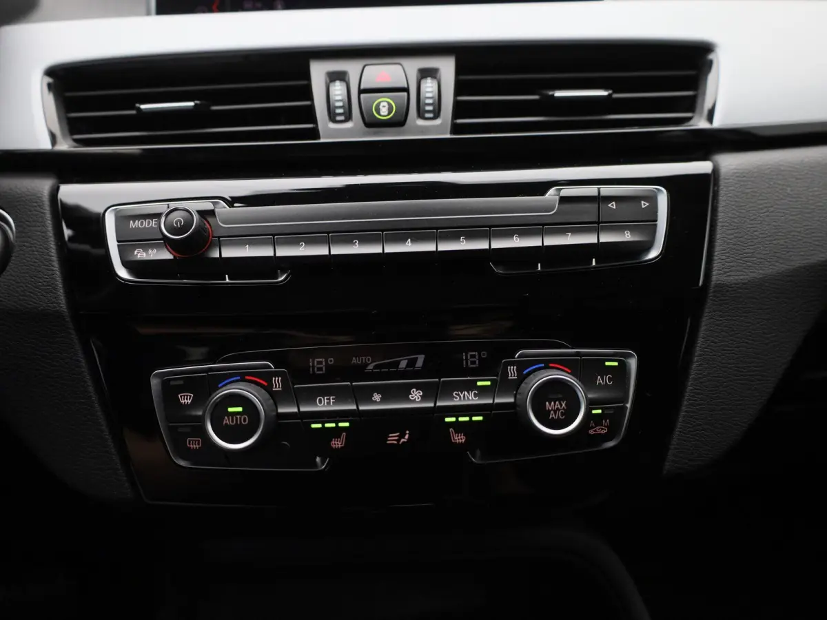 sDrive18i Business Edition Plus | Automaat | LMV | Trekhaak | Parkeer sensoren | Virtual cockpit | Navigatie | Stoel verwarming | Climate control | Navigatie | Elec. achterklep | Leder | Blu