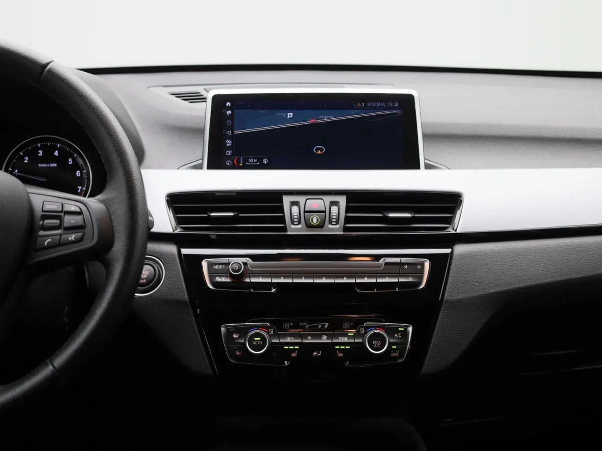 sDrive18i Business Edition Plus | Automaat | LMV | Trekhaak | Parkeer sensoren | Virtual cockpit | Navigatie | Stoel verwarming | Climate control | Navigatie | Elec. achterklep | Leder | Blu