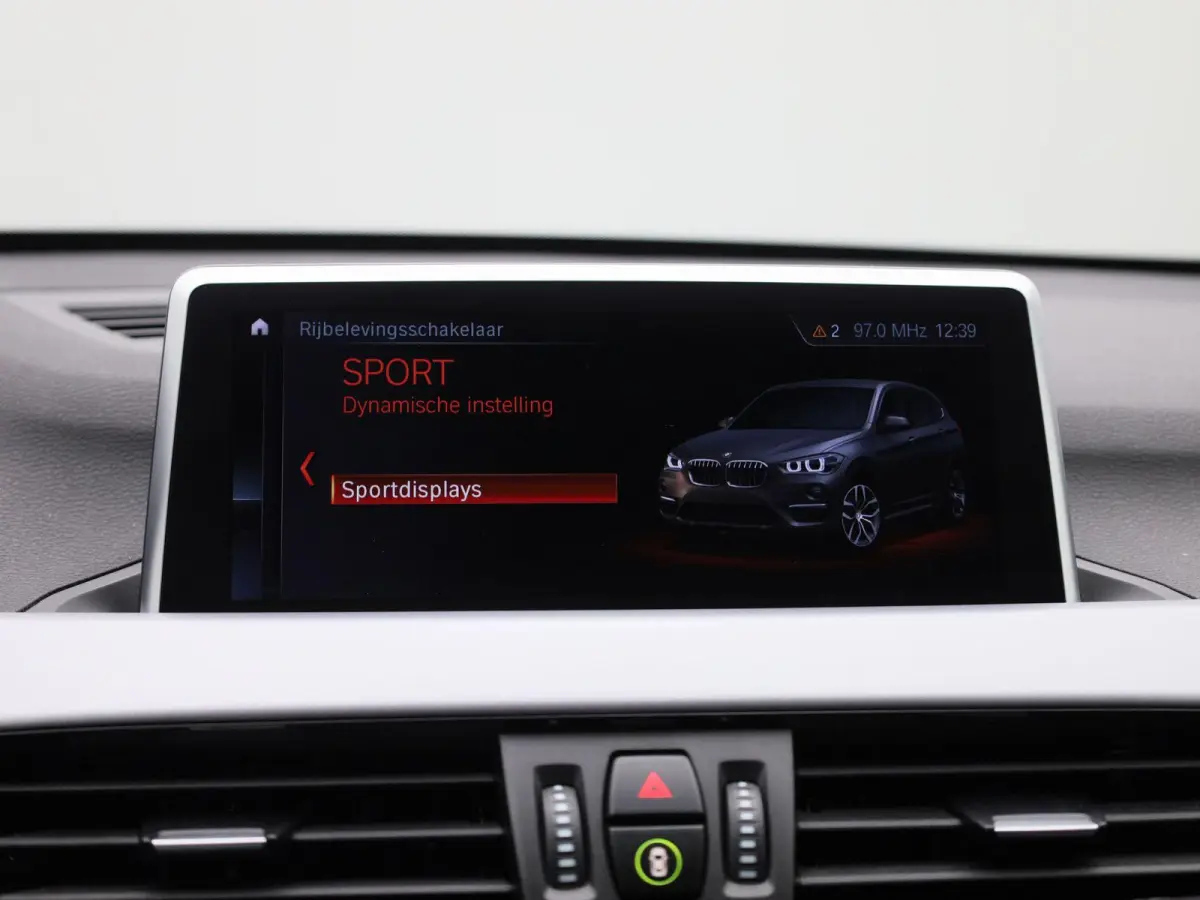 sDrive18i Business Edition Plus | Automaat | LMV | Trekhaak | Parkeer sensoren | Virtual cockpit | Navigatie | Stoel verwarming | Climate control | Navigatie | Elec. achterklep | Leder | Blu