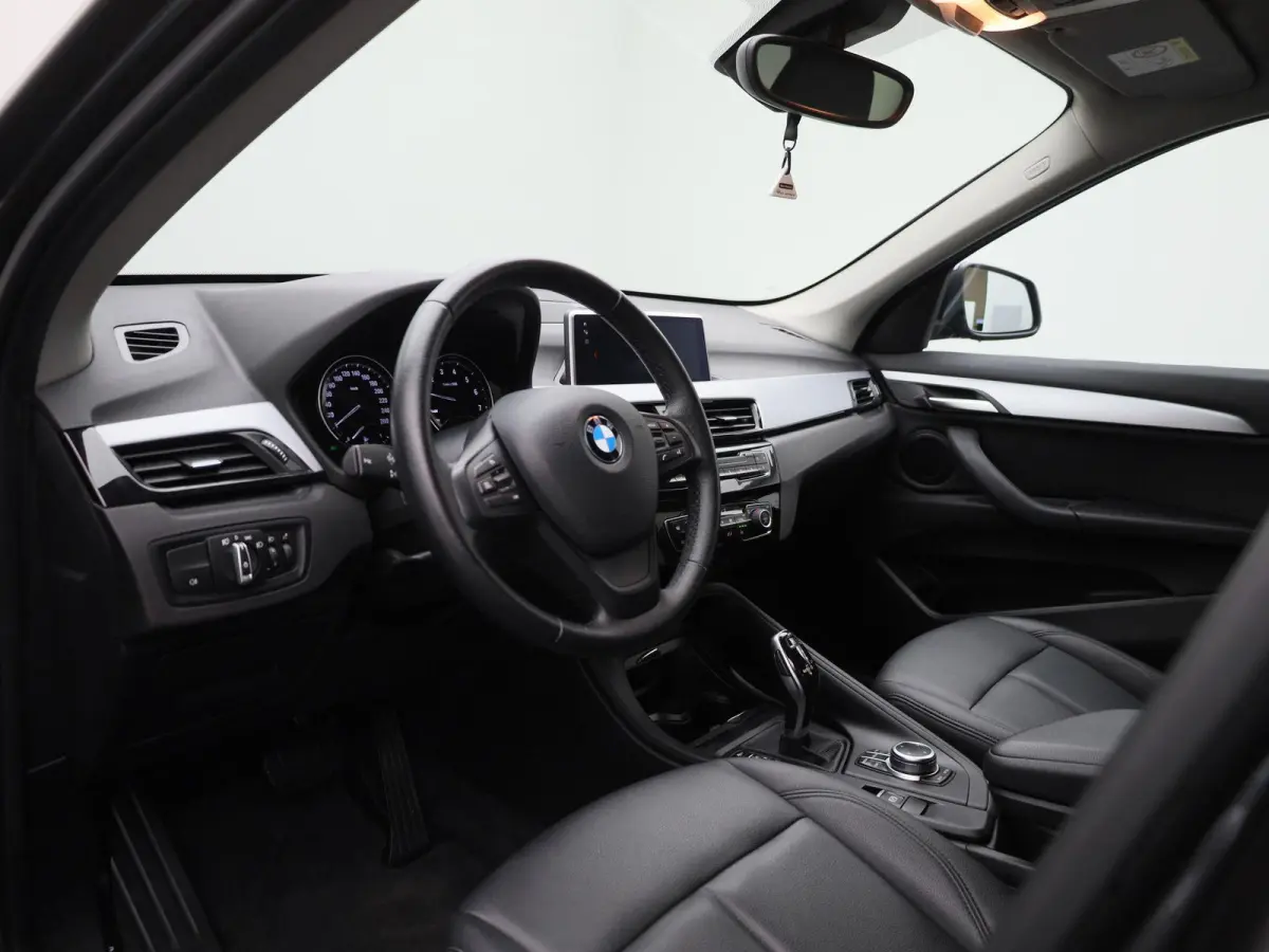sDrive18i Business Edition Plus | Automaat | LMV | Trekhaak | Parkeer sensoren | Virtual cockpit | Navigatie | Stoel verwarming | Climate control | Navigatie | Elec. achterklep | Leder | Blu