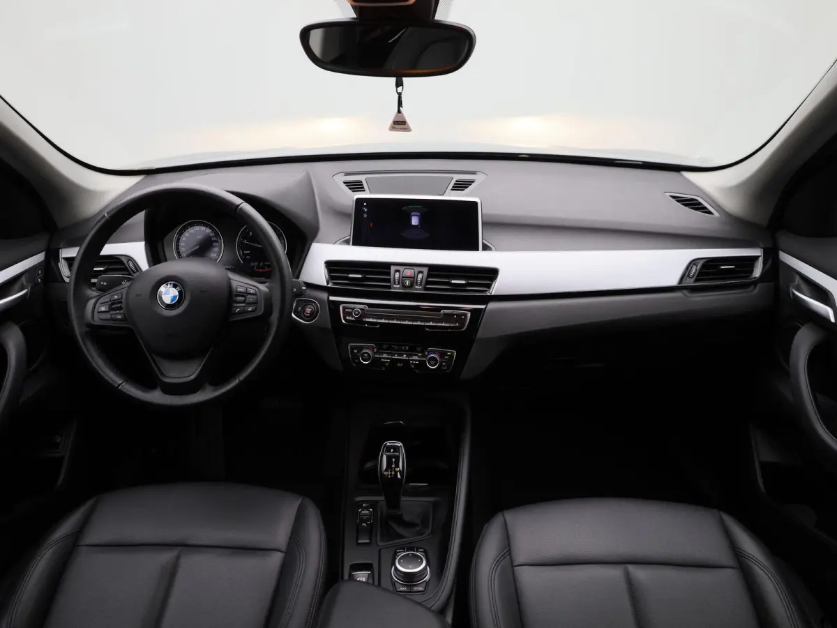 sDrive18i Business Edition Plus | Automaat | LMV | Trekhaak | Parkeer sensoren | Virtual cockpit | Navigatie | Stoel verwarming | Climate control | Navigatie | Elec. achterklep | Leder | Blu