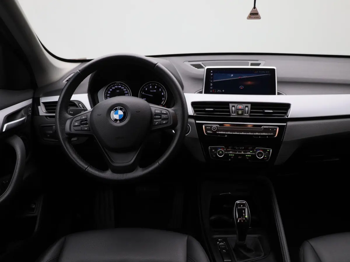 sDrive18i Business Edition Plus | Automaat | LMV | Trekhaak | Parkeer sensoren | Virtual cockpit | Navigatie | Stoel verwarming | Climate control | Navigatie | Elec. achterklep | Leder | Blu