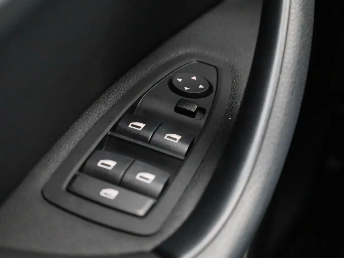 sDrive18i Business Edition Plus | Automaat | LMV | Trekhaak | Parkeer sensoren | Virtual cockpit | Navigatie | Stoel verwarming | Climate control | Navigatie | Elec. achterklep | Leder | Blu