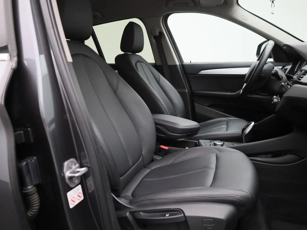 sDrive18i Business Edition Plus | Automaat | LMV | Trekhaak | Parkeer sensoren | Virtual cockpit | Navigatie | Stoel verwarming | Climate control | Navigatie | Elec. achterklep | Leder | Blu