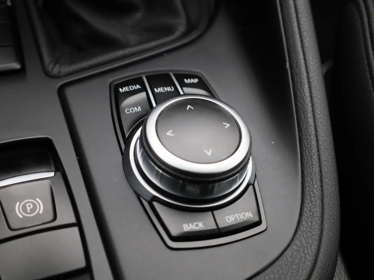 sDrive18i Business Edition Plus | Automaat | LMV | Trekhaak | Parkeer sensoren | Virtual cockpit | Navigatie | Stoel verwarming | Climate control | Navigatie | Elec. achterklep | Leder | Blu