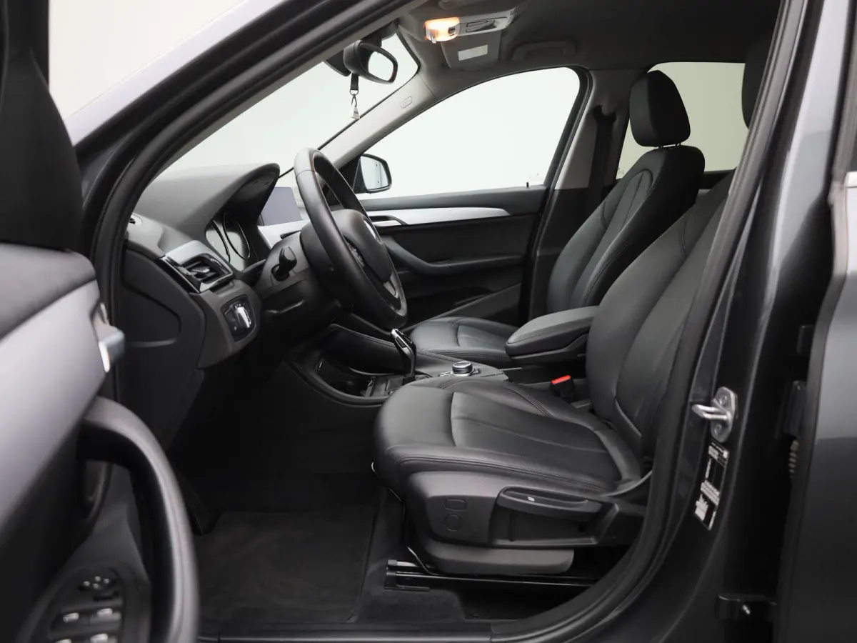 sDrive18i Business Edition Plus | Automaat | LMV | Trekhaak | Parkeer sensoren | Virtual cockpit | Navigatie | Stoel verwarming | Climate control | Navigatie | Elec. achterklep | Leder | Blu