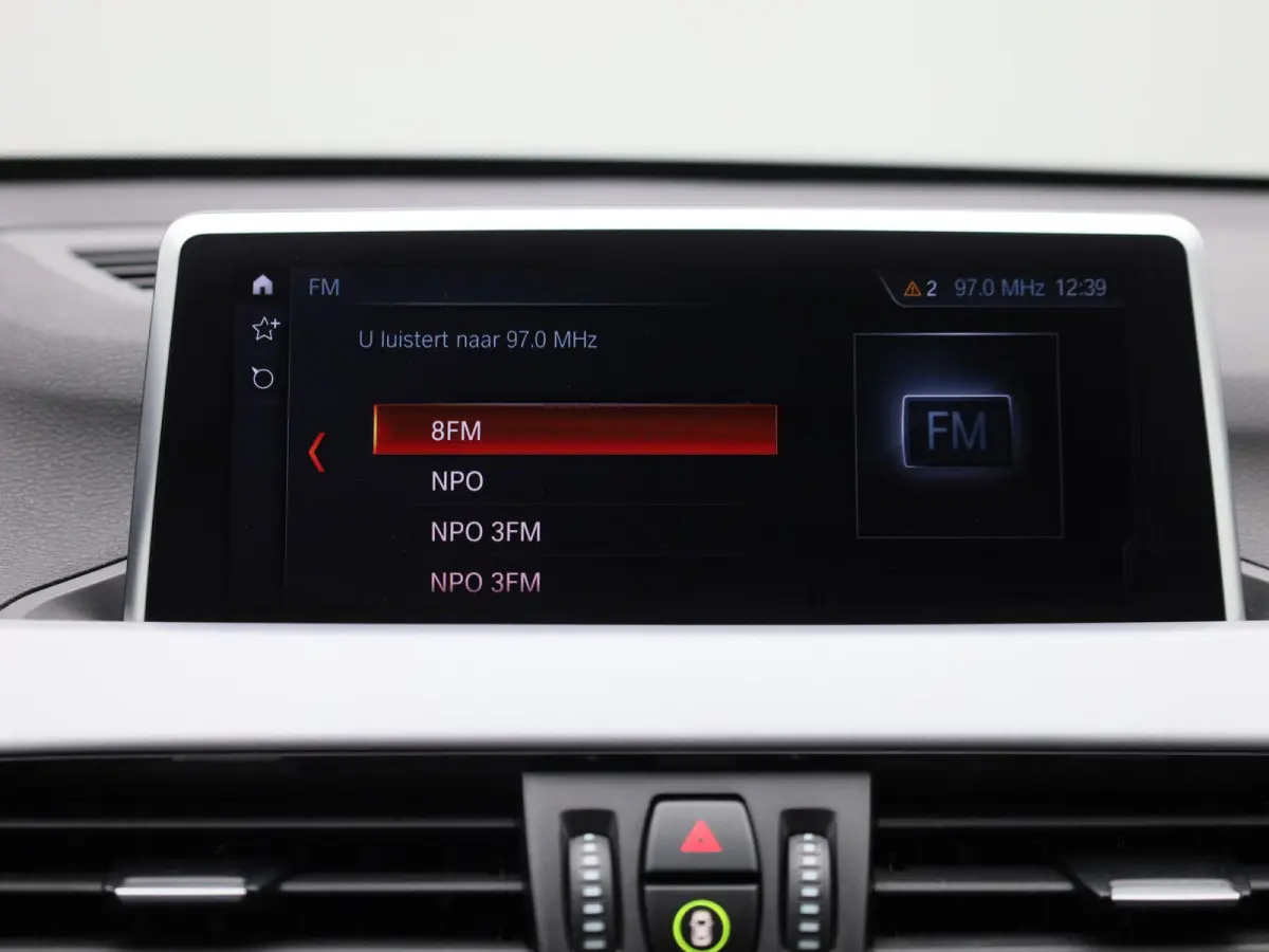 sDrive18i Business Edition Plus | Automaat | LMV | Trekhaak | Parkeer sensoren | Virtual cockpit | Navigatie | Stoel verwarming | Climate control | Navigatie | Elec. achterklep | Leder | Blu
