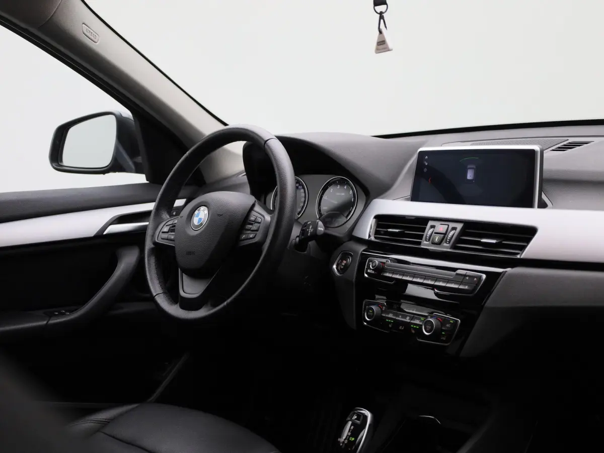 sDrive18i Business Edition Plus | Automaat | LMV | Trekhaak | Parkeer sensoren | Virtual cockpit | Navigatie | Stoel verwarming | Climate control | Navigatie | Elec. achterklep | Leder | Blu