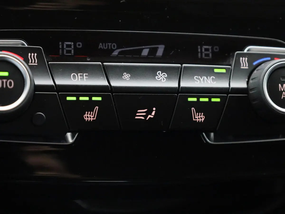 sDrive18i Business Edition Plus | Automaat | LMV | Trekhaak | Parkeer sensoren | Virtual cockpit | Navigatie | Stoel verwarming | Climate control | Navigatie | Elec. achterklep | Leder | Blu