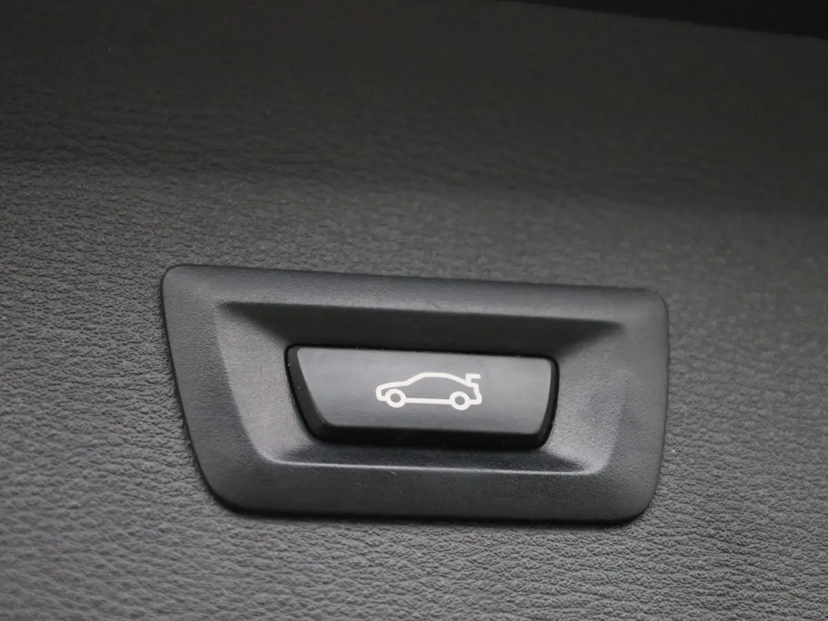 sDrive18i Business Edition Plus | Automaat | LMV | Trekhaak | Parkeer sensoren | Virtual cockpit | Navigatie | Stoel verwarming | Climate control | Navigatie | Elec. achterklep | Leder | Blu