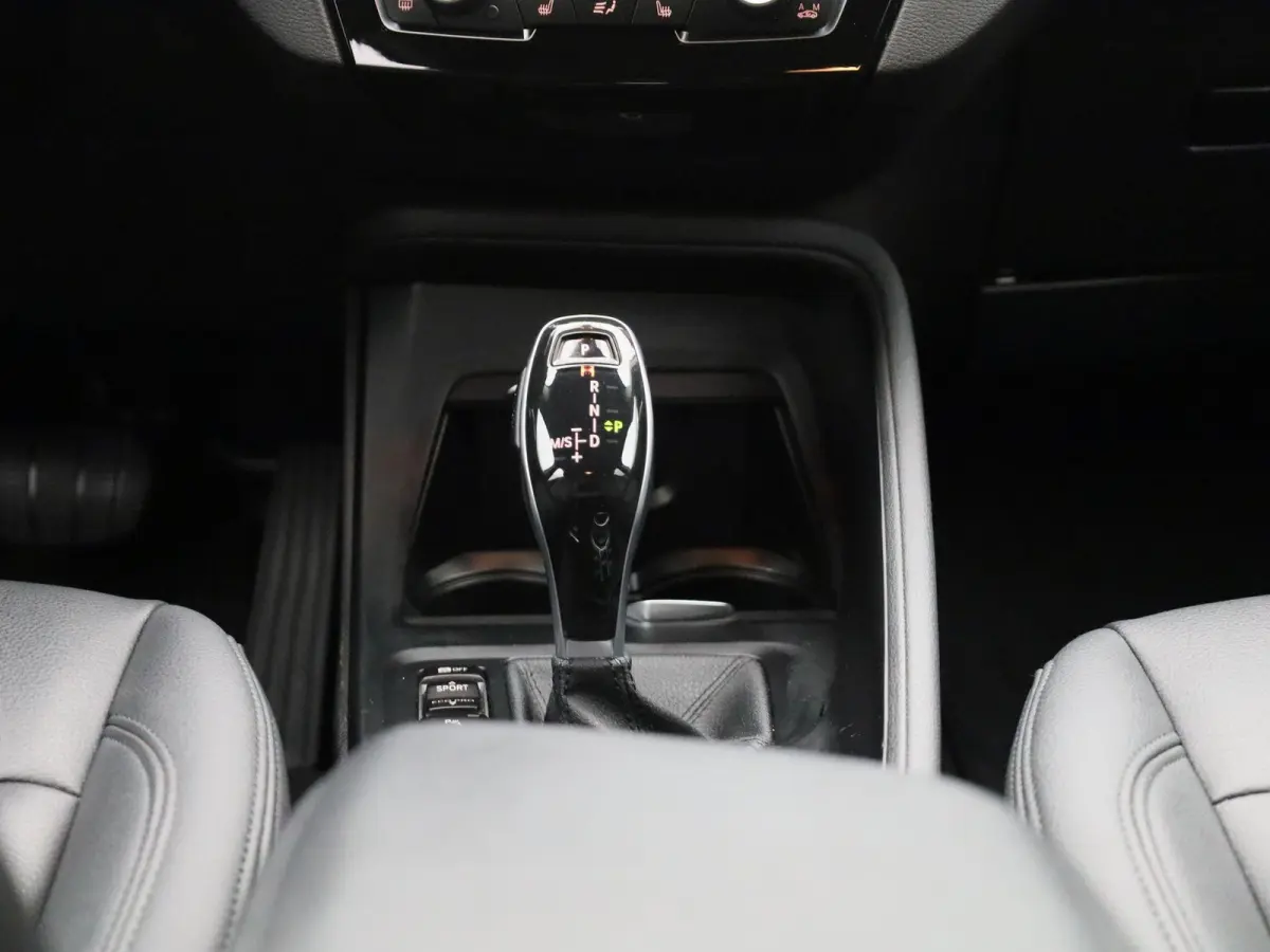 sDrive18i Business Edition Plus | Automaat | LMV | Trekhaak | Parkeer sensoren | Virtual cockpit | Navigatie | Stoel verwarming | Climate control | Navigatie | Elec. achterklep | Leder | Blu