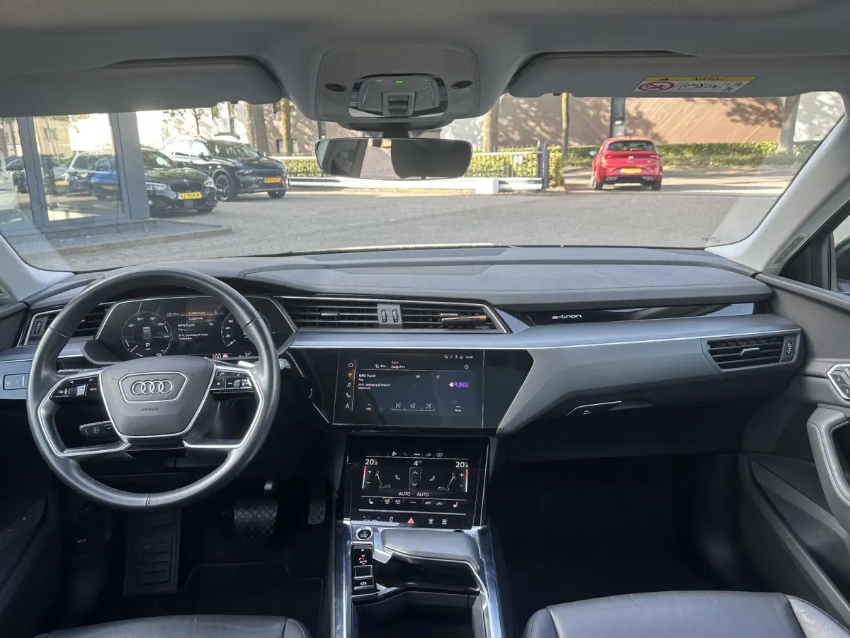 55 quattro Advanced edition Plus 95 kWh SOH 93% | MEM. STOEL | ELEK. STOELEN | ACHTERUITRIJ CAMERA | STOEL VERWARMING | 21'' WIELEN | RIJKLAAR MET 12 MND BOVAG GARANTIE | AFNM. TREKHAAK | PA