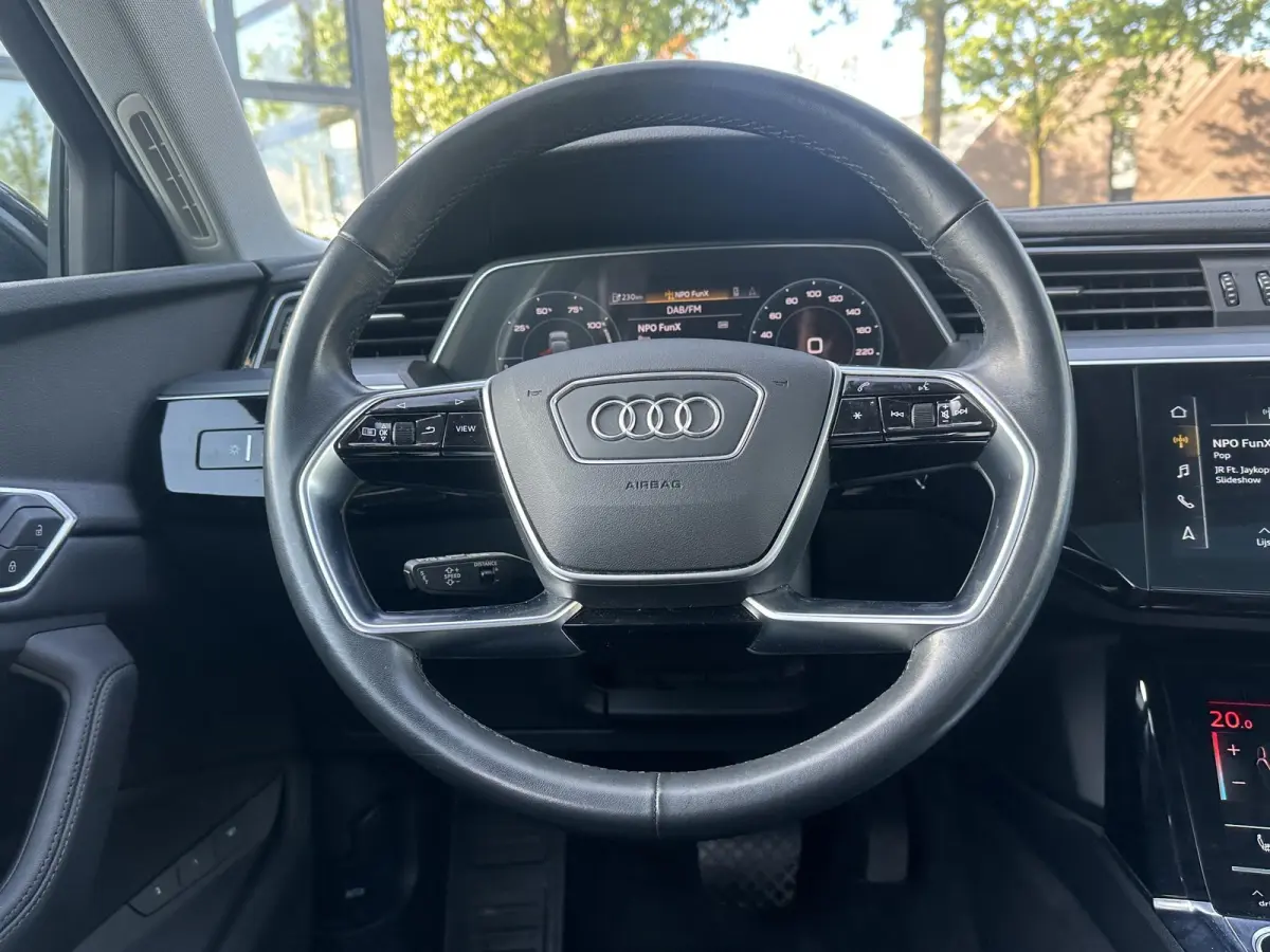 55 quattro Advanced edition Plus 95 kWh SOH 93% | MEM. STOEL | ELEK. STOELEN | ACHTERUITRIJ CAMERA | STOEL VERWARMING | 21'' WIELEN | RIJKLAAR MET 12 MND BOVAG GARANTIE | AFNM. TREKHAAK | PA