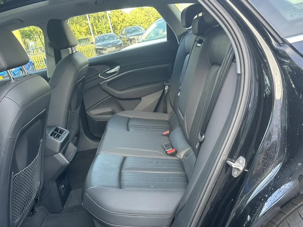 55 quattro Advanced edition Plus 95 kWh SOH 93% | MEM. STOEL | ELEK. STOELEN | ACHTERUITRIJ CAMERA | STOEL VERWARMING | 21'' WIELEN | RIJKLAAR MET 12 MND BOVAG GARANTIE | AFNM. TREKHAAK | PA