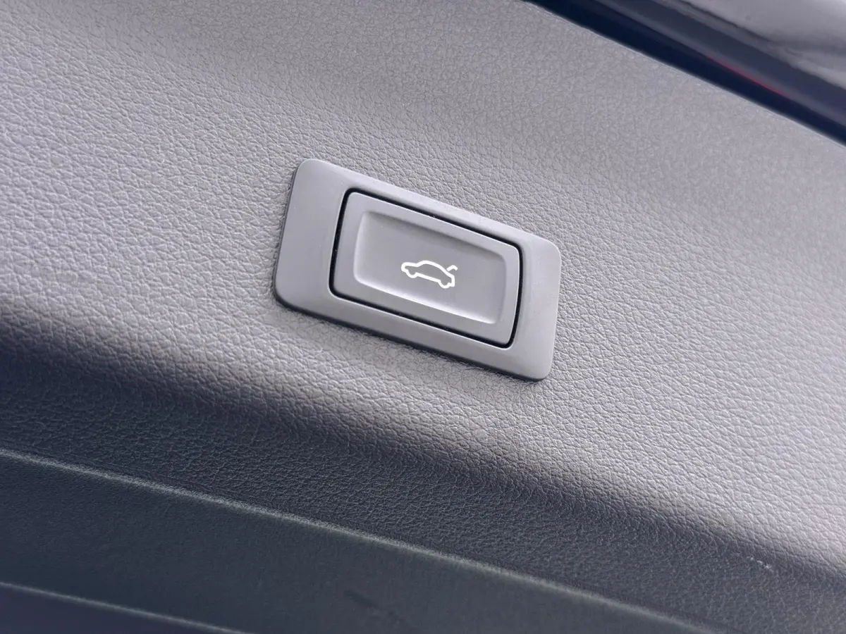 55 quattro Advanced edition Plus 95 kWh SOH 93% | MEM. STOEL | ELEK. STOELEN | ACHTERUITRIJ CAMERA | STOEL VERWARMING | 21'' WIELEN | RIJKLAAR MET 12 MND BOVAG GARANTIE | AFNM. TREKHAAK | PA