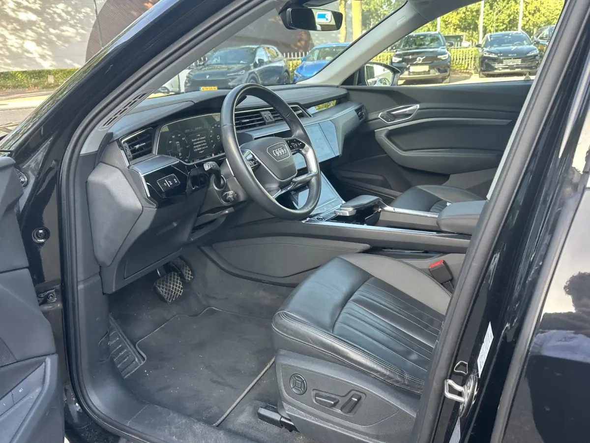 55 quattro Advanced edition Plus 95 kWh SOH 93% | MEM. STOEL | ELEK. STOELEN | ACHTERUITRIJ CAMERA | STOEL VERWARMING | 21'' WIELEN | RIJKLAAR MET 12 MND BOVAG GARANTIE | AFNM. TREKHAAK | PA