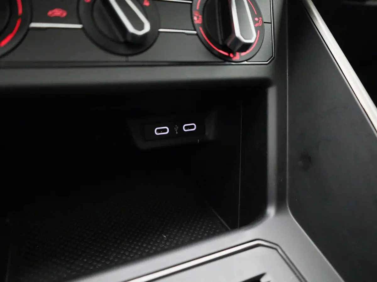 1.0 MPI Comfortline | 80 PK | Apple Carplay / Android Auto | Parkeercamera | Panoramadak |