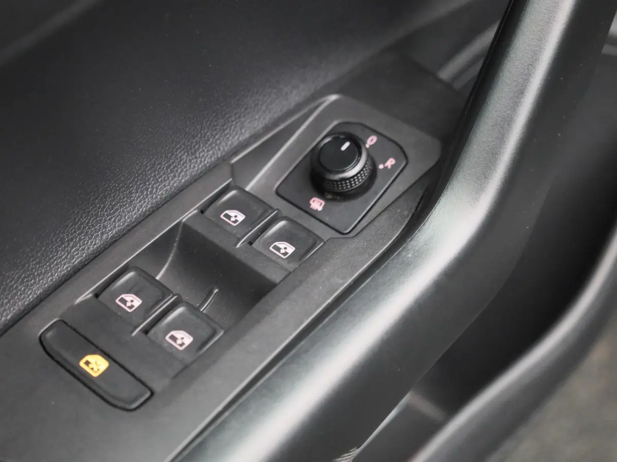 1.0 MPI Comfortline | 80 PK | Apple Carplay / Android Auto | Parkeercamera | Panoramadak |