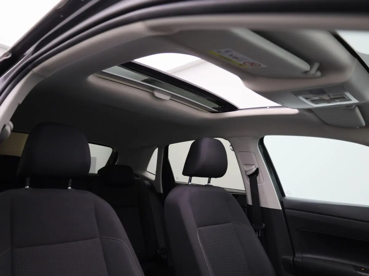 1.0 MPI Comfortline | 80 PK | Apple Carplay / Android Auto | Parkeercamera | Panoramadak |