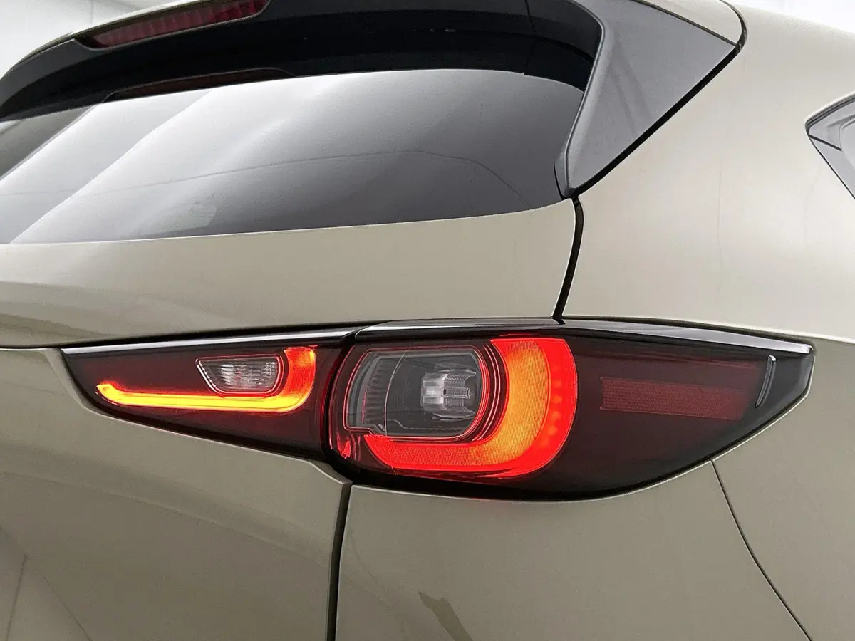 2.5 SkyActiv-G 194 Sportive | Navigatie | Leder | Trekhaak | Camera | Black Pakket | Airco | All-Wheater banden | Panorama dak |