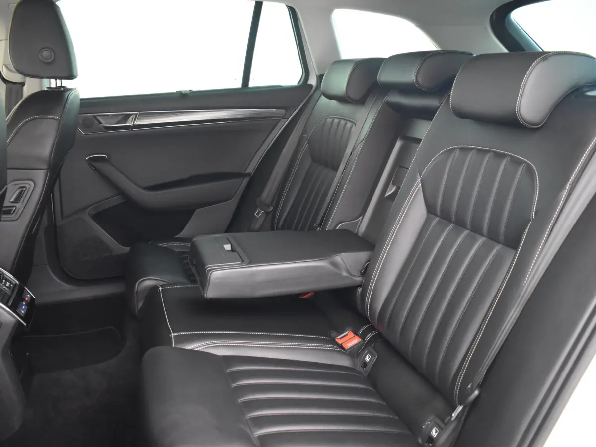 1.4 TSI iV Business Edition Plus | Panorama-dak | SOH 95% | 360gr Camera | Elektr. Trekhaak | Cruise control adaptief | Keyless | Stoel/stuurverwarming | Dodehoek detectie | Navigatie | Appl