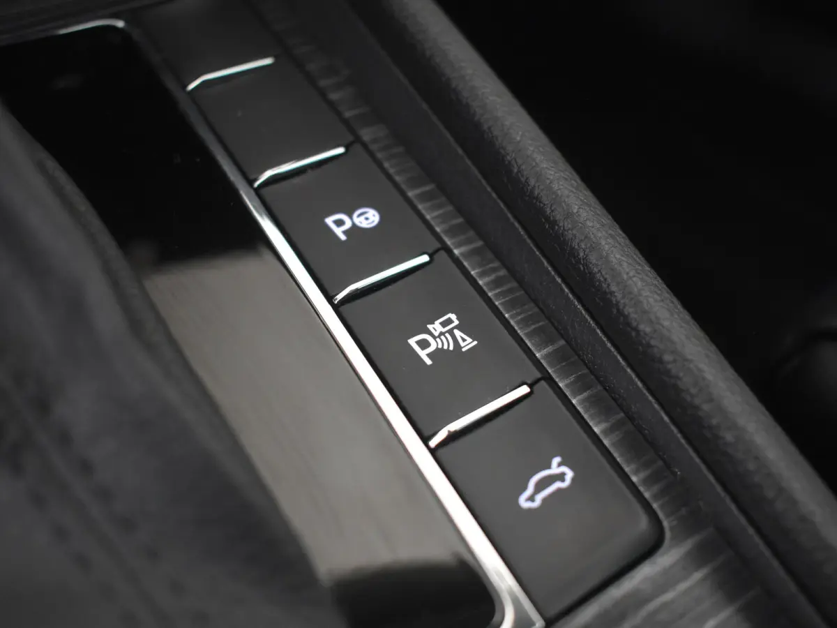 1.4 TSI iV Business Edition Plus | Panorama-dak | SOH 95% | 360gr Camera | Elektr. Trekhaak | Cruise control adaptief | Keyless | Stoel/stuurverwarming | Dodehoek detectie | Navigatie | Appl