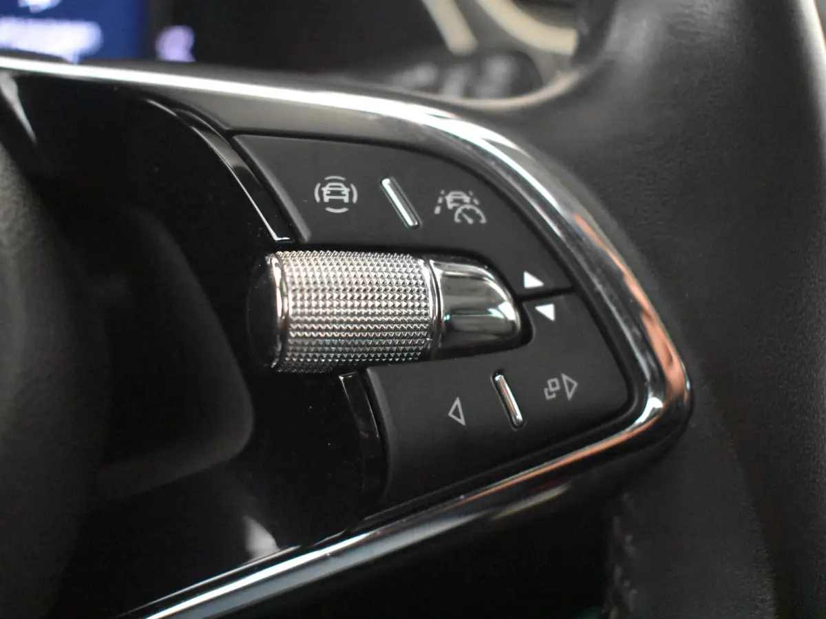 1.4 TSI iV Business Edition Plus | Panorama-dak | SOH 95% | 360gr Camera | Elektr. Trekhaak | Cruise control adaptief | Keyless | Stoel/stuurverwarming | Dodehoek detectie | Navigatie | Appl