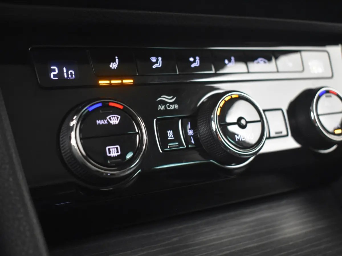 1.4 TSI iV Business Edition Plus | Panorama-dak | SOH 95% | 360gr Camera | Elektr. Trekhaak | Cruise control adaptief | Keyless | Stoel/stuurverwarming | Dodehoek detectie | Navigatie | Appl