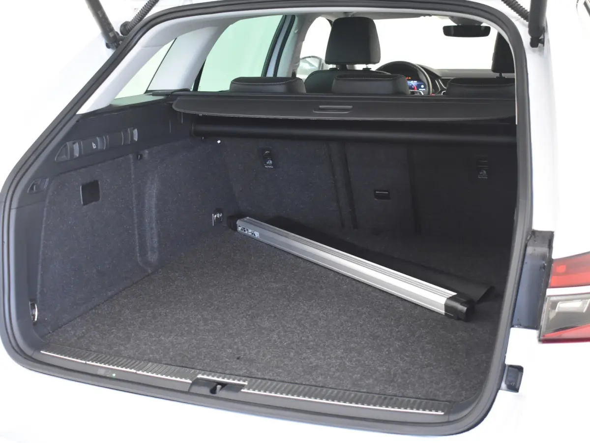 1.4 TSI iV Business Edition Plus | Panorama-dak | SOH 95% | 360gr Camera | Elektr. Trekhaak | Cruise control adaptief | Keyless | Stoel/stuurverwarming | Dodehoek detectie | Navigatie | Appl