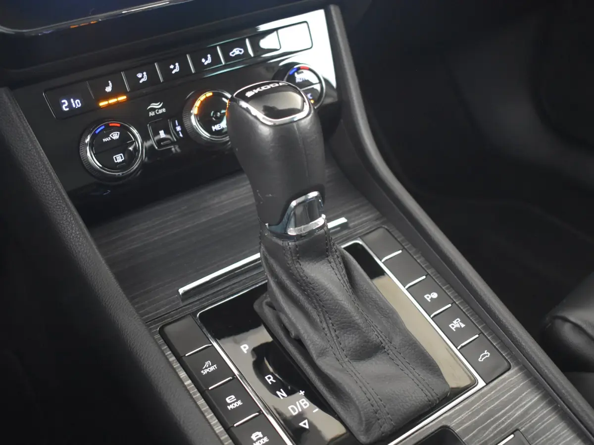 1.4 TSI iV Business Edition Plus | Panorama-dak | SOH 95% | 360gr Camera | Elektr. Trekhaak | Cruise control adaptief | Keyless | Stoel/stuurverwarming | Dodehoek detectie | Navigatie | Appl