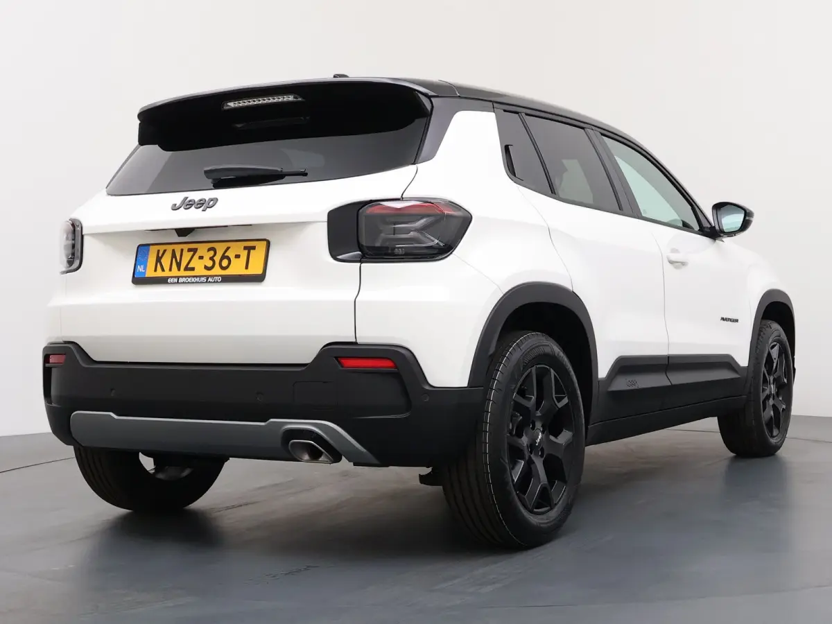 Black Edition 1.2 MHEV | 10,25 inch digitaal configureerbaar instrumentenpaneel | 10,25" Infotainment met draadloos Apple Carplay en Android Auto | Achterbank in delen neerklapbaar (40/60)