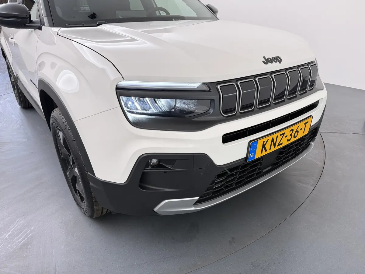 Black Edition 1.2 MHEV | 10,25 inch digitaal configureerbaar instrumentenpaneel | 10,25" Infotainment met draadloos Apple Carplay en Android Auto | Achterbank in delen neerklapbaar (40/60)