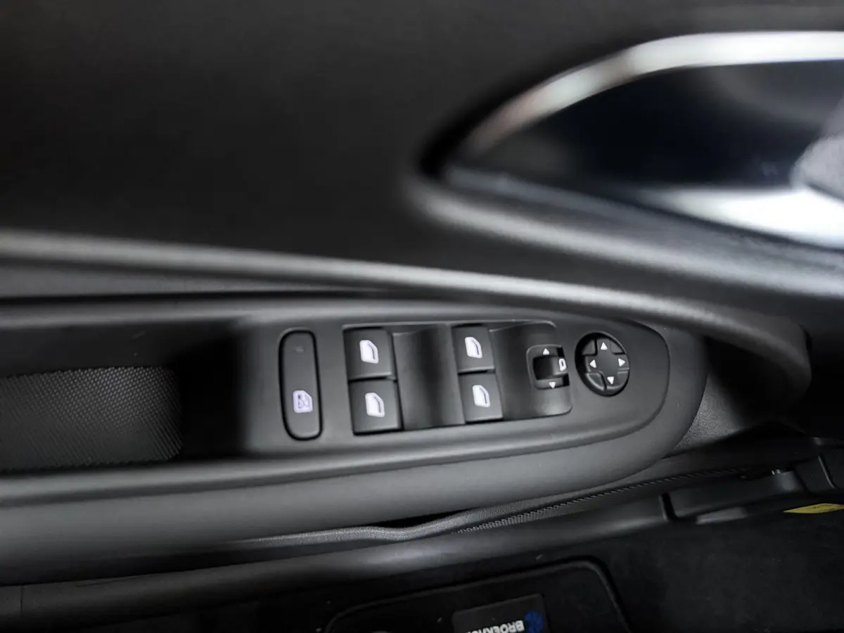 Black Edition 1.2 MHEV | 10,25 inch digitaal configureerbaar instrumentenpaneel | 10,25" Infotainment met draadloos Apple Carplay en Android Auto | Achterbank in delen neerklapbaar (40/60)